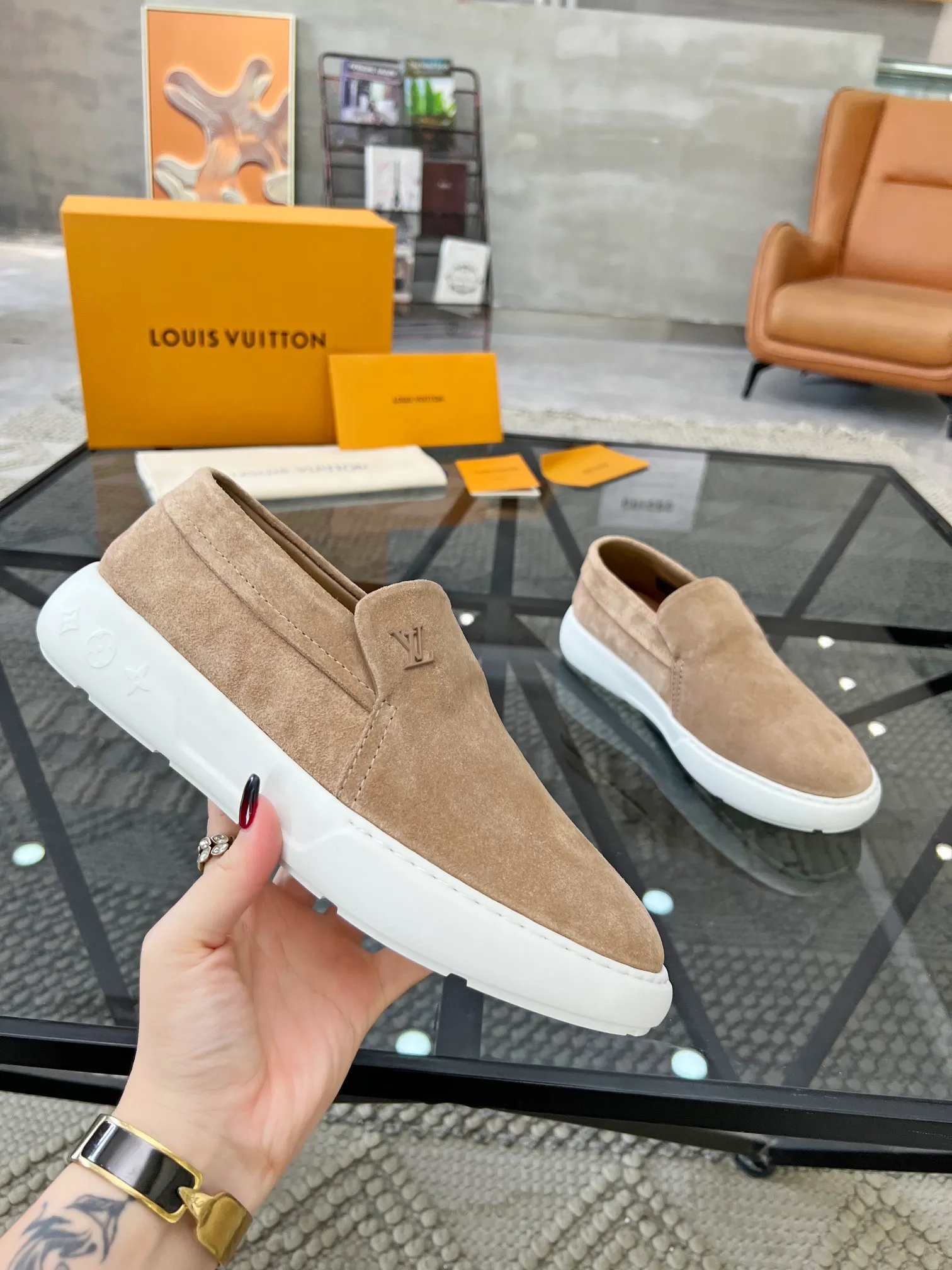 Factory price: 520💰 LV🔍Top purchasing agent🇮🇹 Road The most popular sneakers are available at the same time in the super popular sports shoe counters. The uppers are made of Italian original imported cowhide fabric. The classic and generous layout is a must-have for fashionistas. The complex craftsmanship is perfectly reproduced. The imported soft water-dyed cowhide lining is padded. The soles are: original soles specially provided by the factory. The exclusive foamed molded soles are super comfortable. The original factory follows the order. 🔍🔍High quality. You can go in and out of the counter at will. Welcome to compare. Size 39-45 (38 can be ordered)